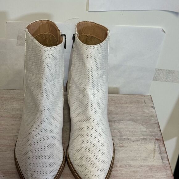 White Minimalist Ankle Boots with Rounded toe by miim great condition size 8.5 - Picture 1 of 7